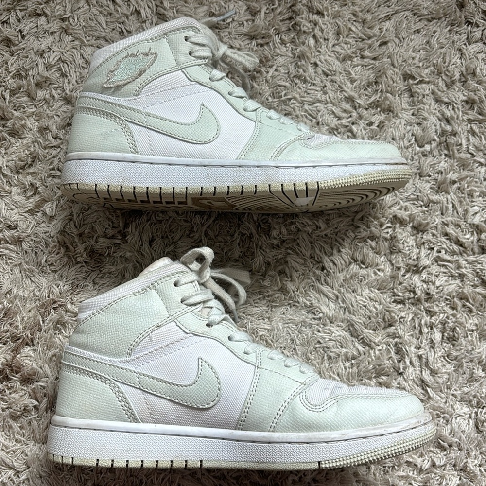 Jordan 1 Light Green (US Woman’s 6)